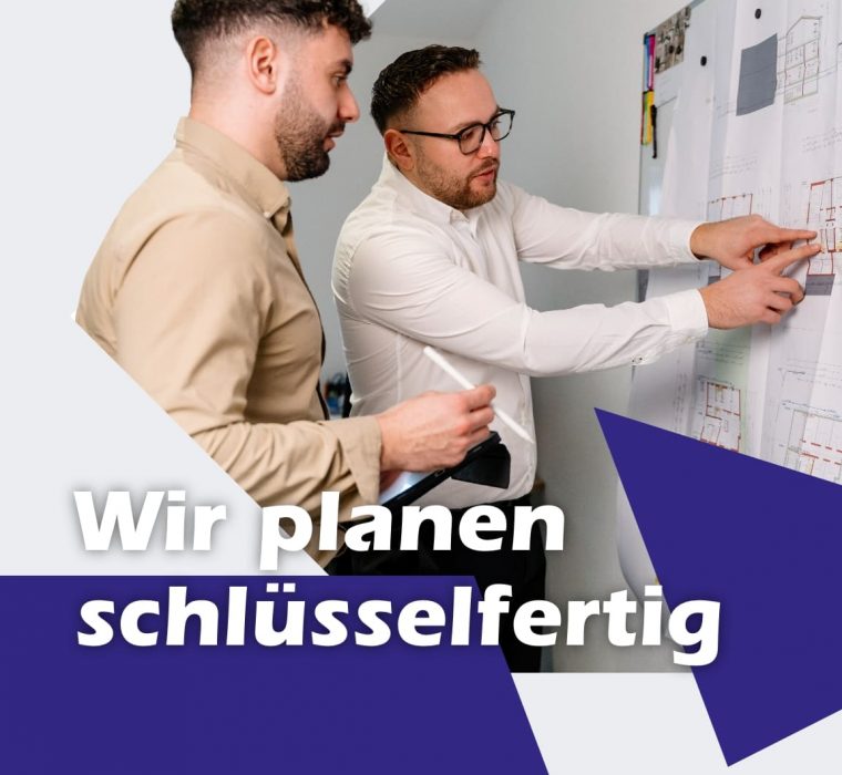 Das Bild zeigt Lendrit Xhoxhaj und Ahmed El-Sibai bei der Projektbesprechung im Planungsbüro – hier beginnt jedes Bauvorhaben mit Präzision und Weitblick.