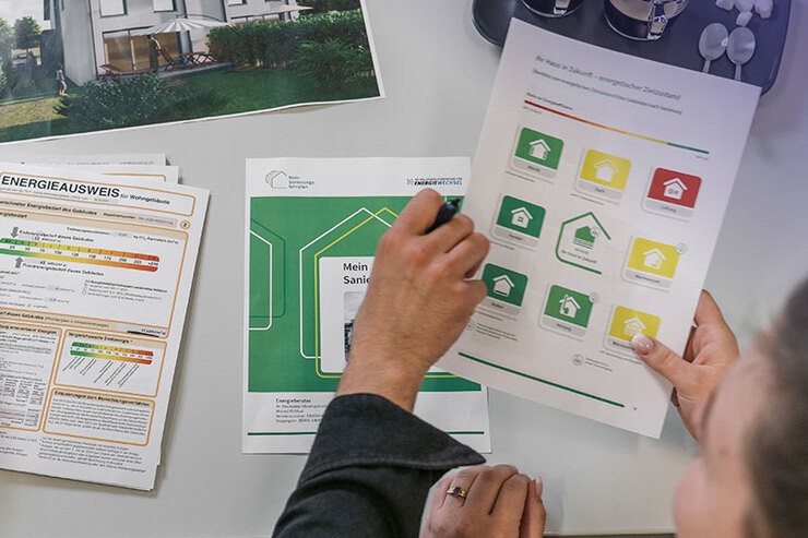 Energieberatung: Energieausweis und Effizienzklassen auf dem Tisch