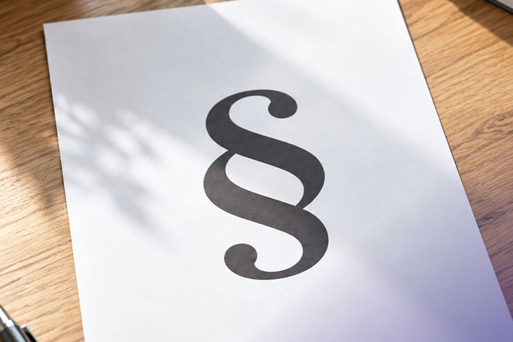 Paragrafenzeichen auf einem Blatt Papier